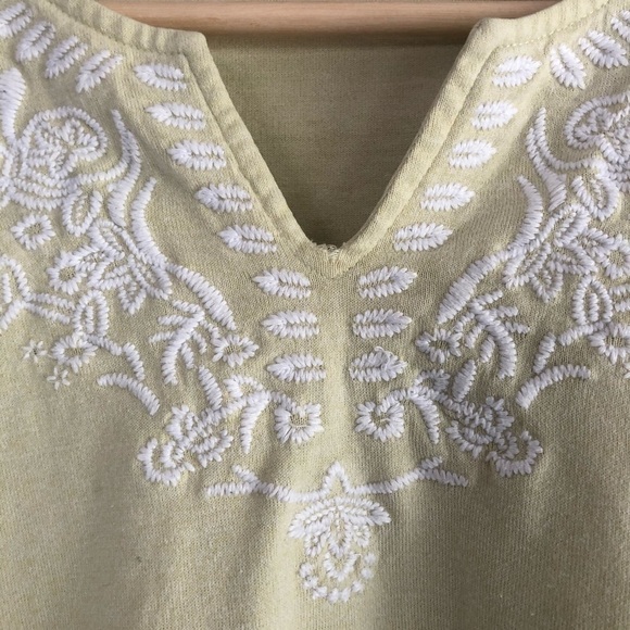 Analogy floral embroidered notched v-neck tee size XL - Picture 4 of 9